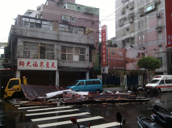 Tajfun Soudelor strhával střechy domů - Tchaj-pej